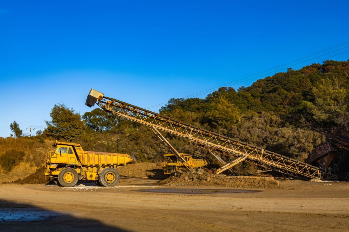 Cinta transportadora con chute de descarga en una cantera