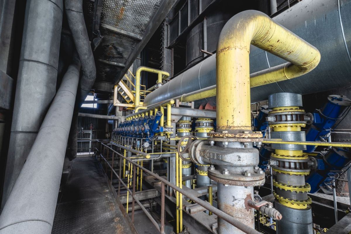 Piping, valves and steel structure in a process plant