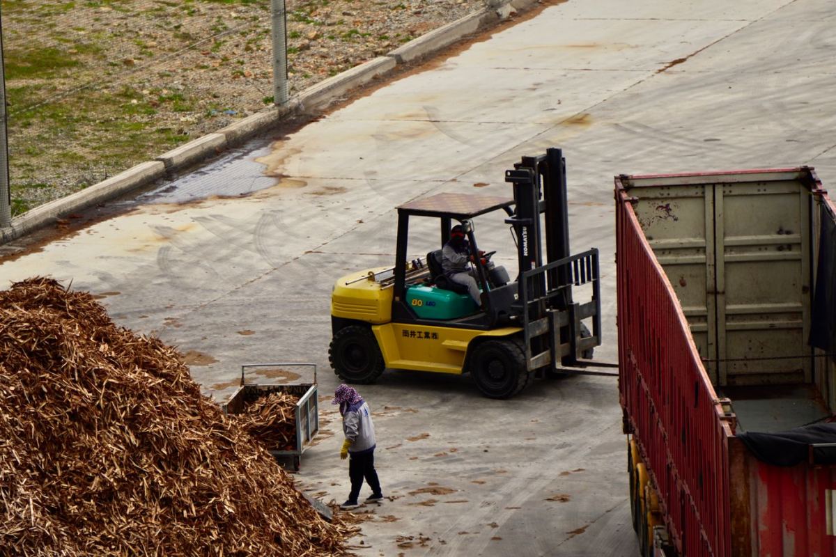 Autoelevador moviendo chips de madera en un aserradero