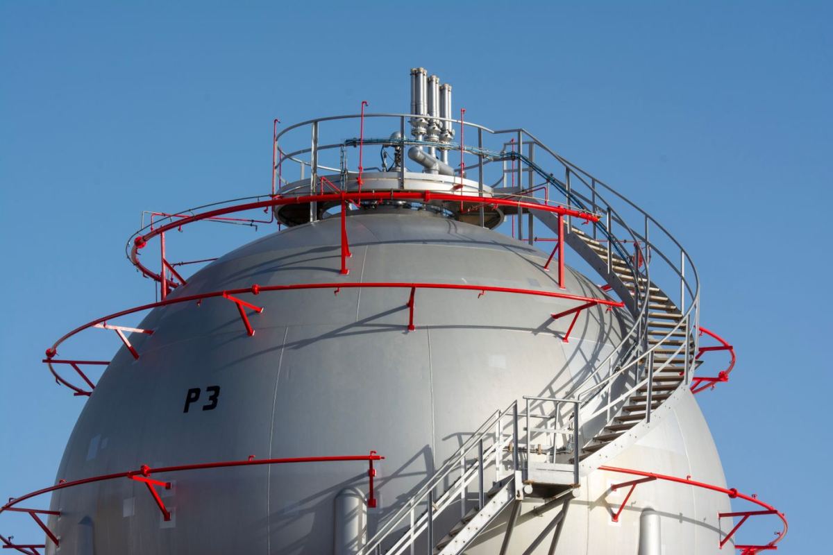 Gas storage sphere with a perimeter stairway