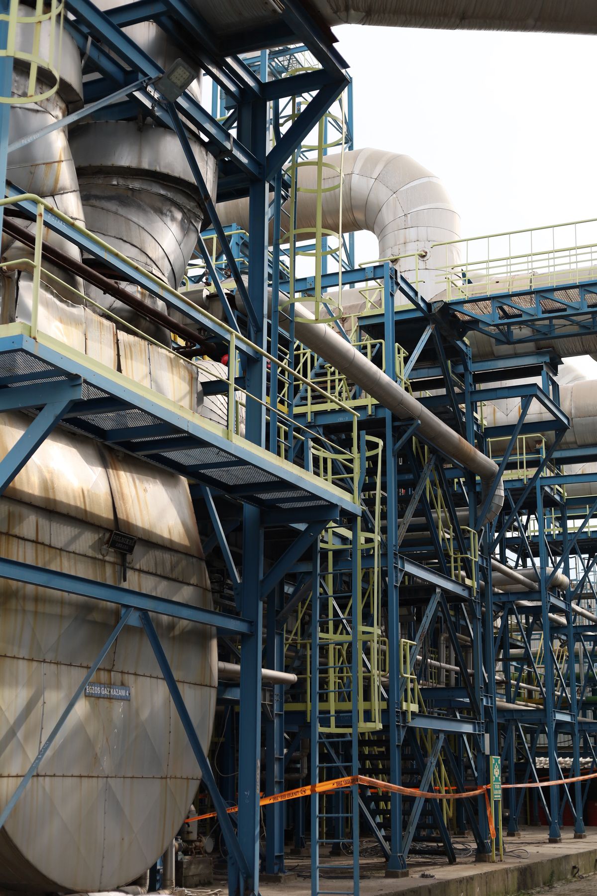 Plataformas y escaleras industriales en planta de proceso