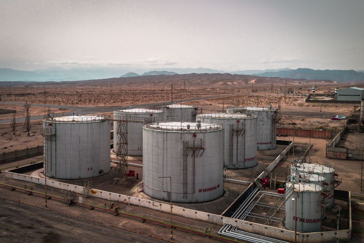 Parque de tanques de almacenamiento en una zona árida, vista aérea