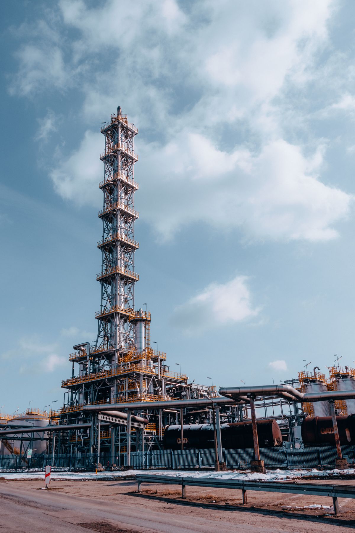 Oil and gas plant with steel structures