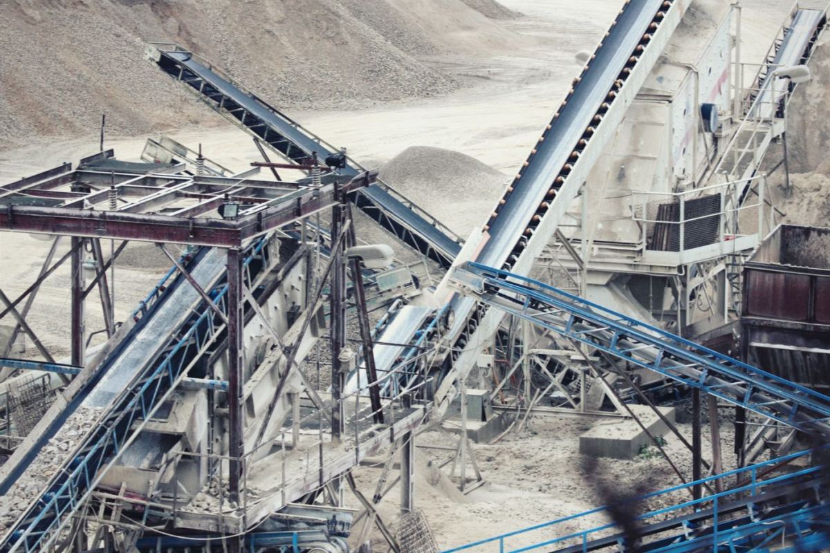 Vista aérea de una planta de minerales con cintas transportadoras