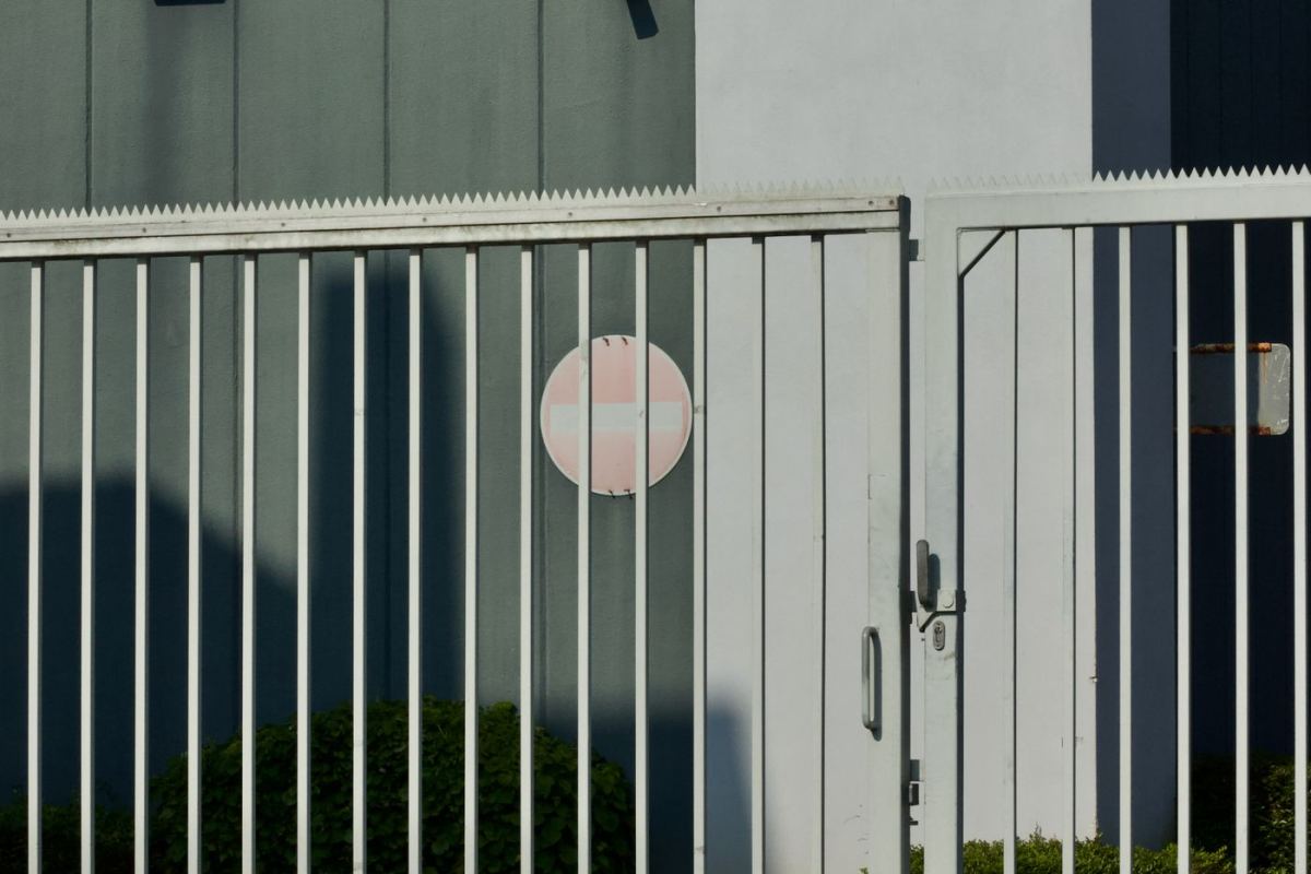 Portón metálico en el acceso a un edificio industrial